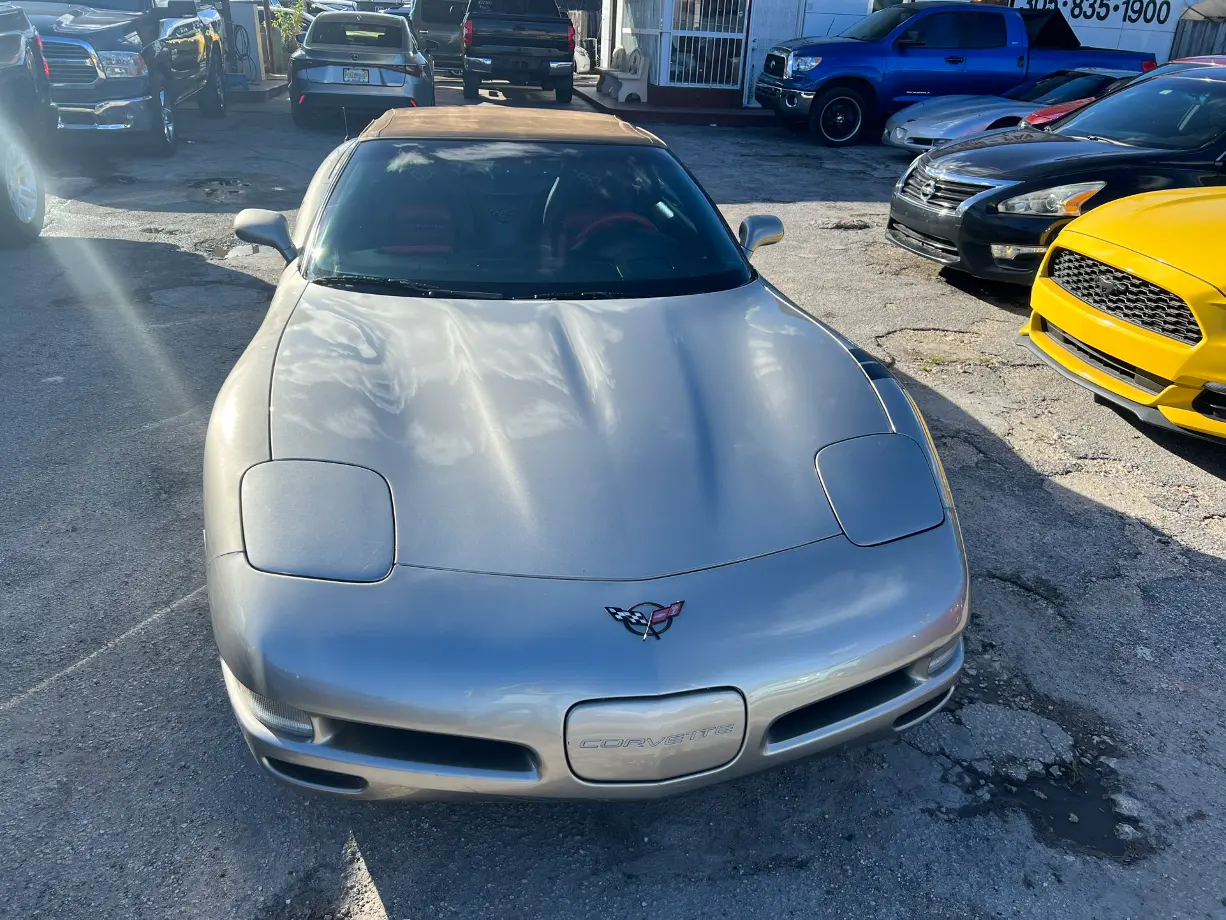 used 2000 Chevrolet Corvette - front view 2